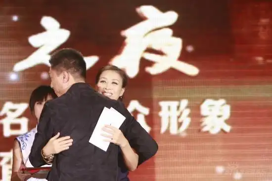 图文:华鼎之夜现场-孙红雷拥抱那英