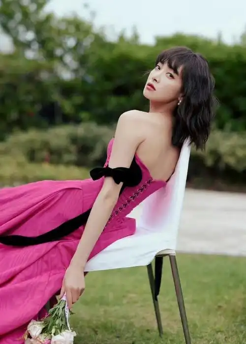 宋茜多巴胺抹胸裙##宋茜的腰臀曲线