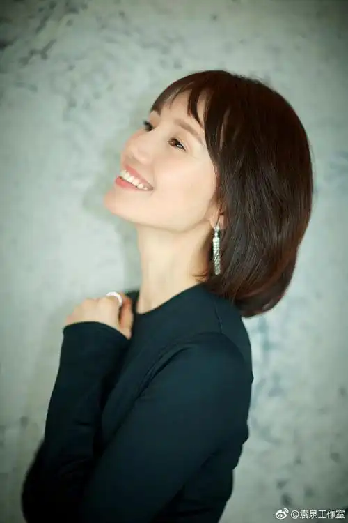 袁泉是中国著名女演员之一,她以清纯甜美的外貌和出色的演技而备受