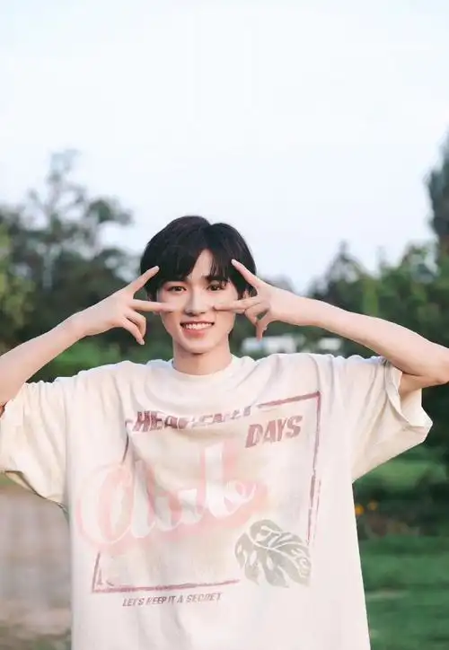 宋亚轩露营随拍#宋亚轩露营随拍,治愈系的笑容真是让人太爱了,期待小