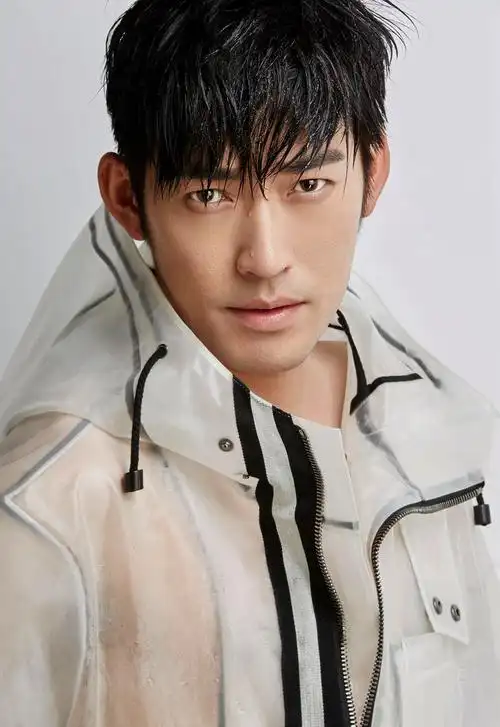 简介:张博湿身诱惑魅力写真高清图片,分享一组张博图片给大家,图中的