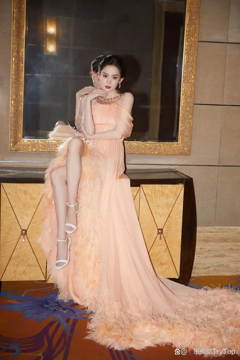 古力娜扎复古写真出镜,一袭粉裙女神范十足