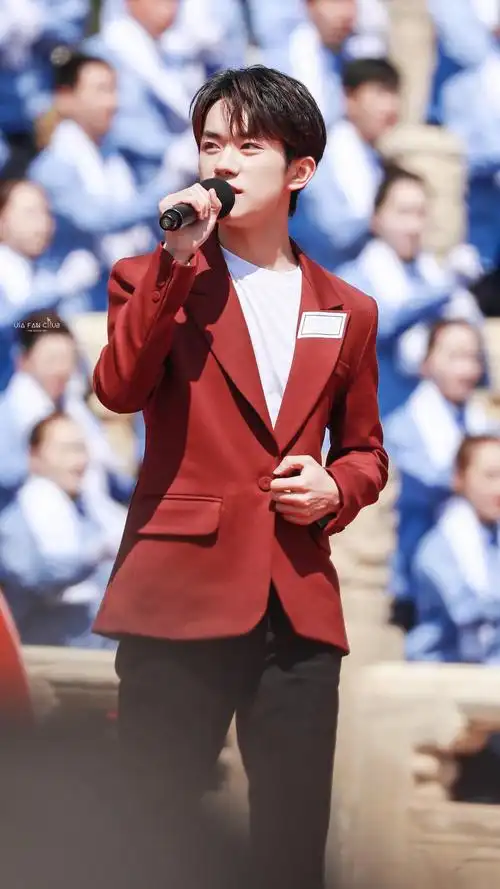 一身红色西装清朗俊秀|易烊千玺|红色|晚会_新浪网