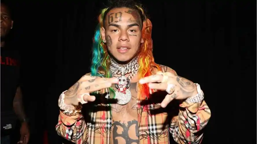 说唱歌手6ix9ine对rico指控不认罪在这笔交易中,埃尔南德斯被说唱歌手