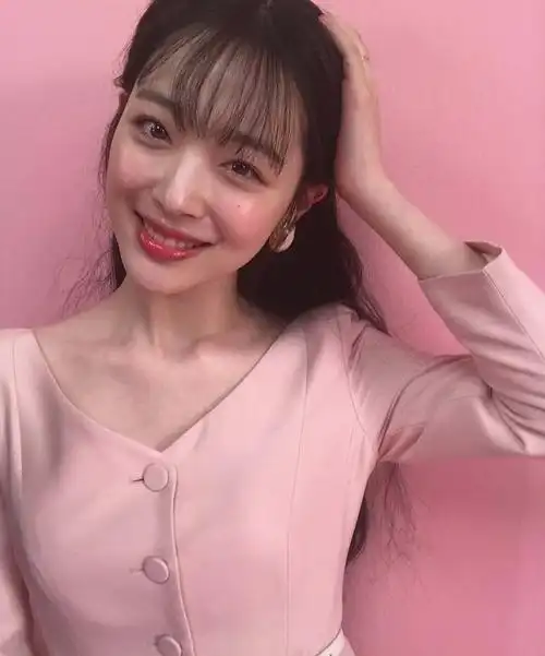 崔雪莉 | 画报拍摄花絮,活泼的粉红造型,笑起来更似牛奶水蜜桃