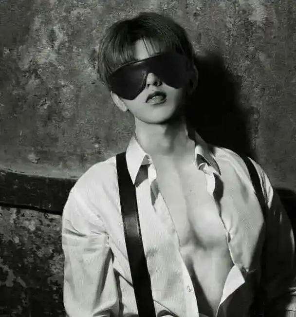 蔡徐坤旧照揭秘:六块腹肌魅力无限,女粉痴迷不渝的原因大揭秘!