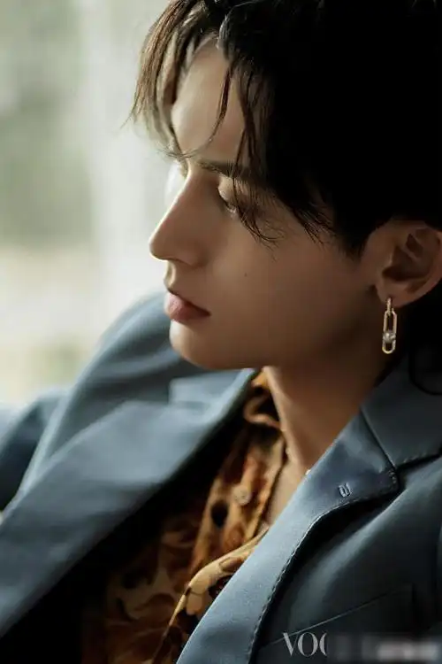 张哲瀚钟楚曦合体拍封面,男星玩侧颜杀,女星时尚感直追2位花旦