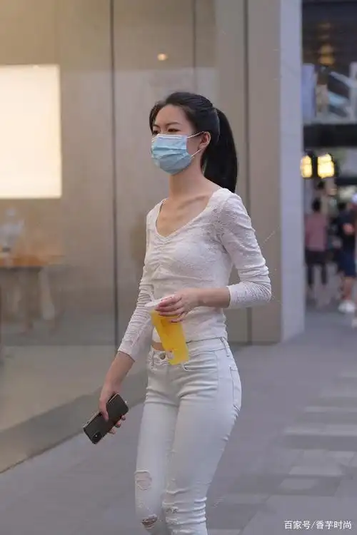 白色系的牛仔裤穿搭,简洁雅致,搭配高跟鞋更显靓丽动人