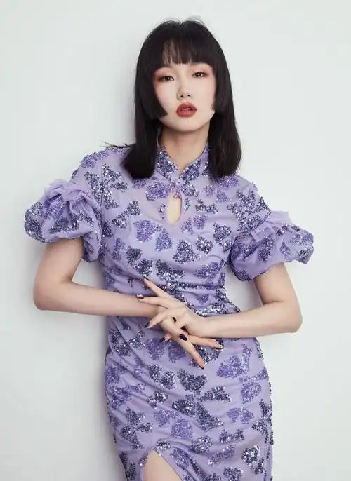 黄龄不作妖气质更高级穿高开叉旗袍秀曲线意外时髦减龄