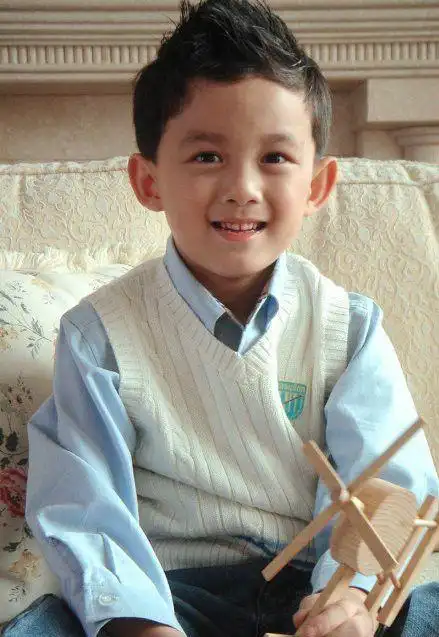 三石弟弟吴磊童年照眉清目秀大眼睛招风耳活脱脱一个小帅哥