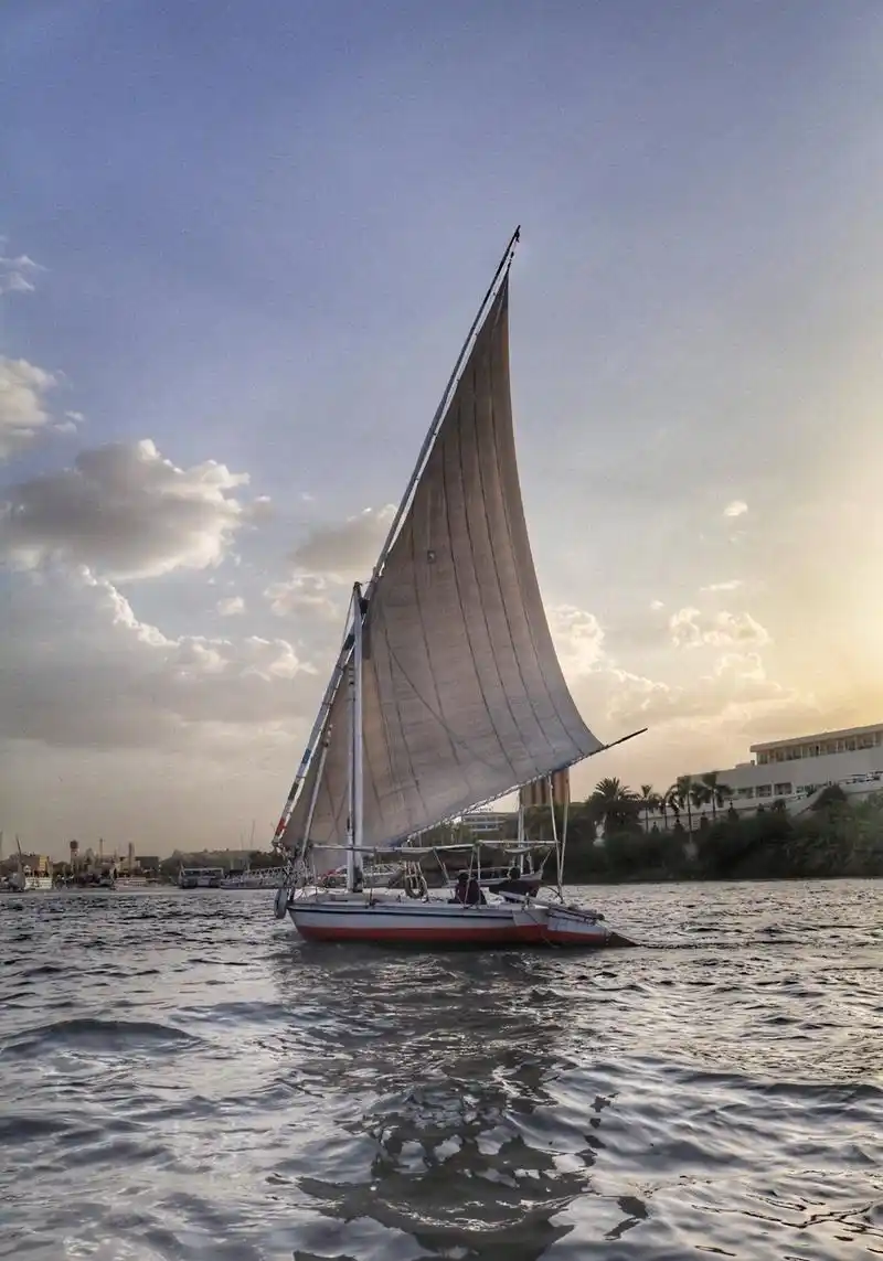 落日余晖下,乘坐帆船飘荡在河面,感受着尼罗河最美丽的一段风景