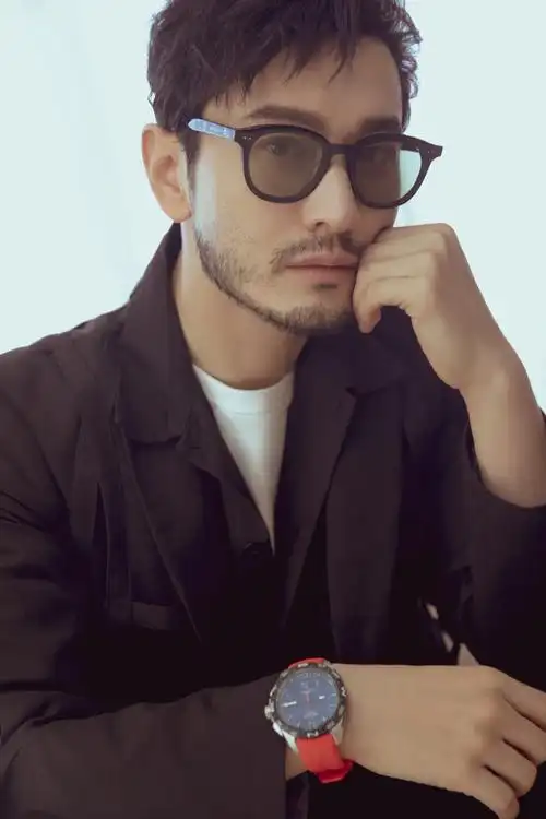 他留着络腮胡一头偏分帅气潮范儿 ,对镜招手表情可爱萌态十足.