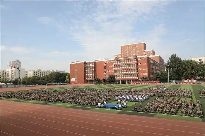 河南省实验中学举行高一新生国防教育汇报表演暨总结表彰大会