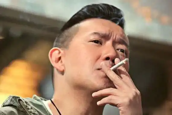 2003年杜汶泽因《无间道》中傻强一角被大家熟知,还凭借此片提名香港