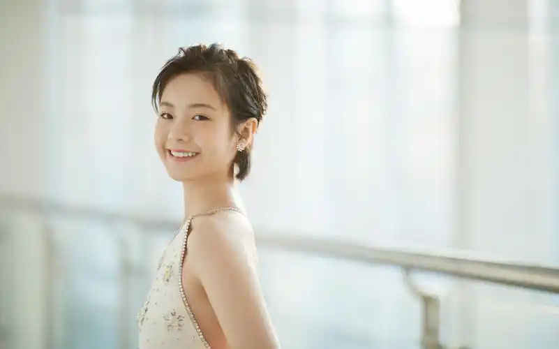 李庚希露背礼服性感写真