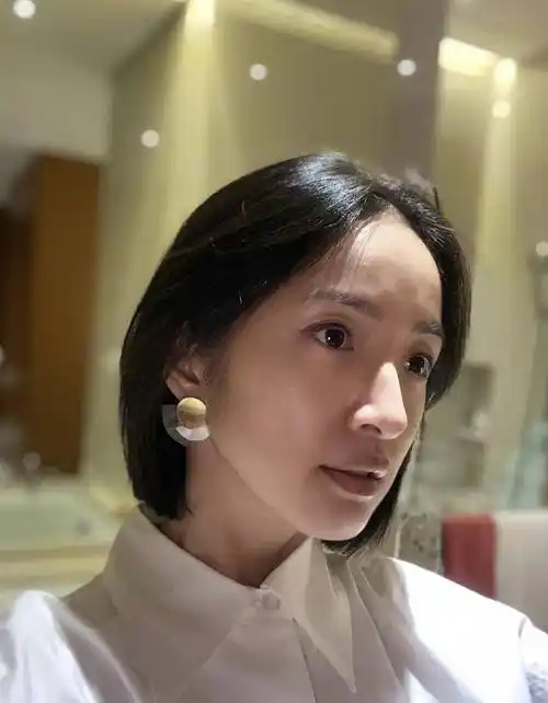 娃娃脸林依晨美照公开,剪短发后气质变时尚,但仍旧看不出38岁_感觉