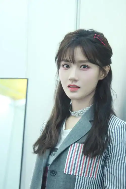 简介:陈意涵《我是唱作人》清秀写真图片,分享一组陈意涵图片给大家