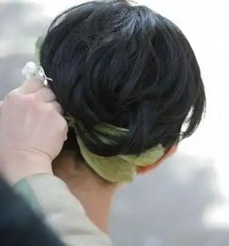 设计出专属于适合圆脸新娘们的短发盘发造型,不仅非常的高贵优雅,而且