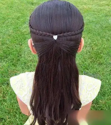 小女孩编发公主头发型长头发发型分了两个层次,将发顶上的头发编了两