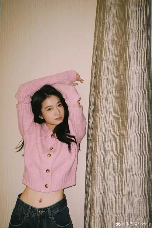 张雪迎晒美照透露阳康后瘦了 穿短款上衣秀出小蛮腰_直销报道网-行业