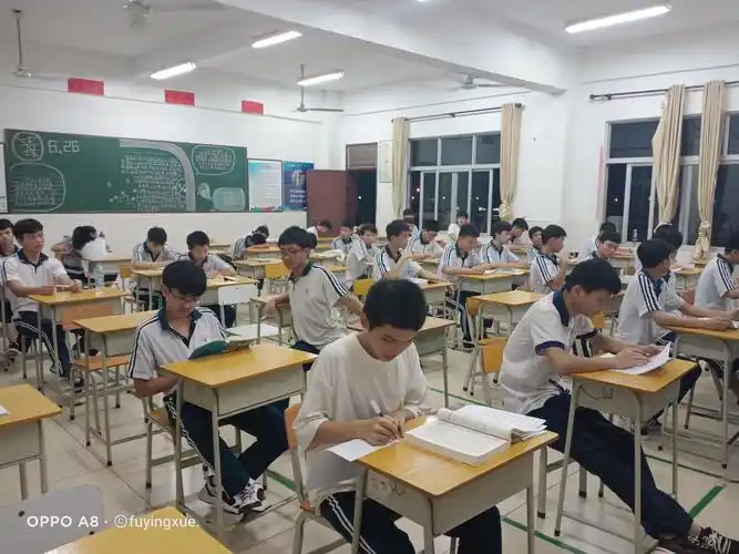 下课期间,还在认真学习的你们,或是在教室里嬉闹的你们.