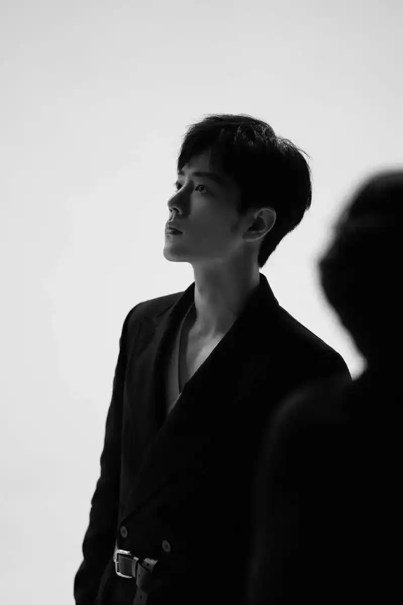 肖战 这脸 这腰 还有深v 光影艺术 内 - 抖音