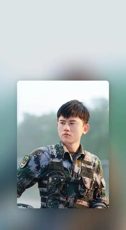 在新闻联播看到张杰:张杰唱歌的样子好迷人,看过穿军装的杰哥吗