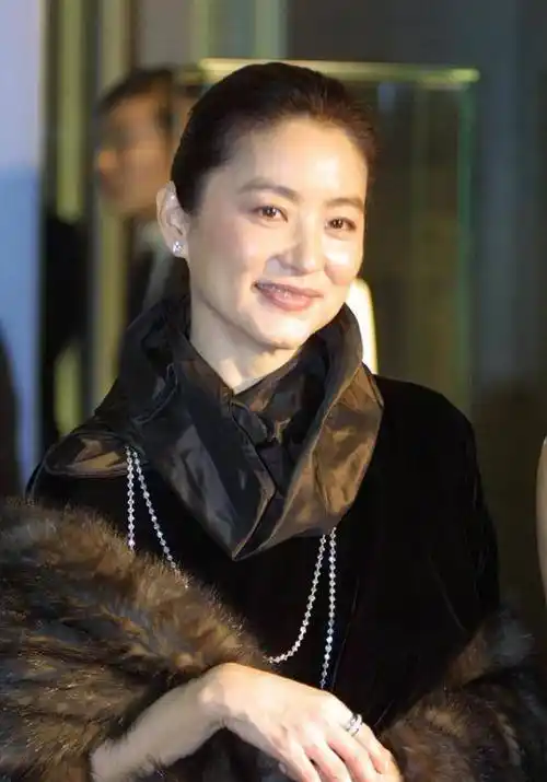66岁林青霞真不服老穿丝绒裙配皮草披肩贵气感十足很有阔太范