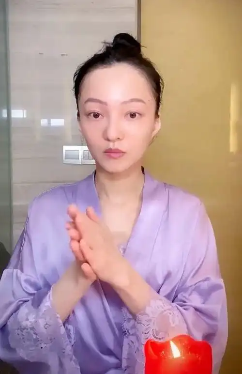 张韶涵穿睡衣卸妆素颜的颜值也很耐打不像快40的人