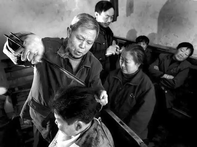 至今还在火钳烫发