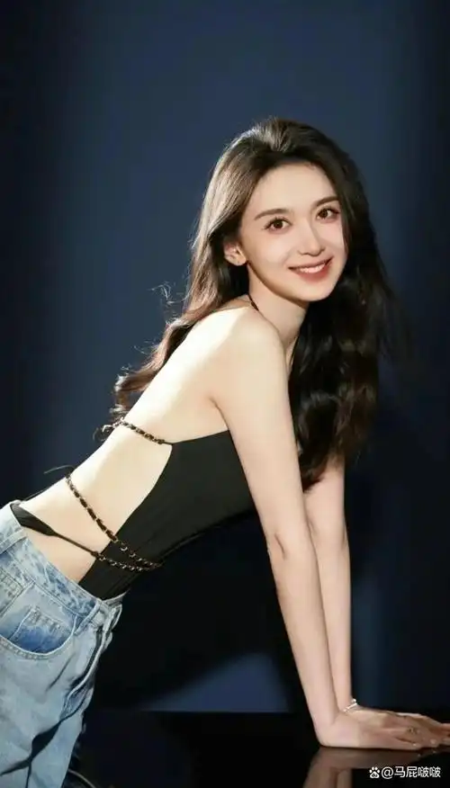 徐梓钧比高亚麟"女儿"小雪的扮演者杨紫还小6岁,穿衣风格,两人也大不