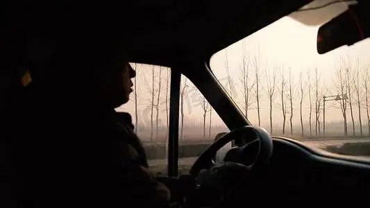 汽车车辆金融保险保障摄影照片_实拍汽车驾驶位背影