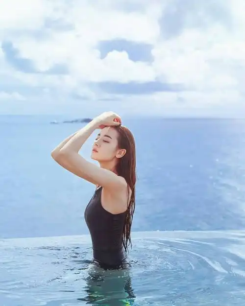 迪丽热巴海边游泳,头发湿漉漉的样子,网友直呼"太撩人"