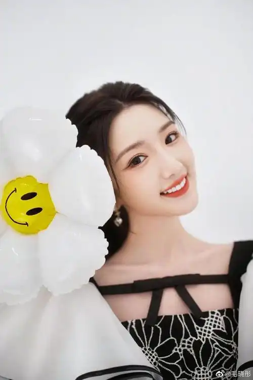 穿粉丝背心牛仔裤甜辣十足,笑容灿烂元气满满|微微一笑很倾城_网易