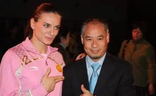 体操王子李宁现状,身价百亿57岁头发"谢顶",58妻子仍年轻漂亮_陈永妍