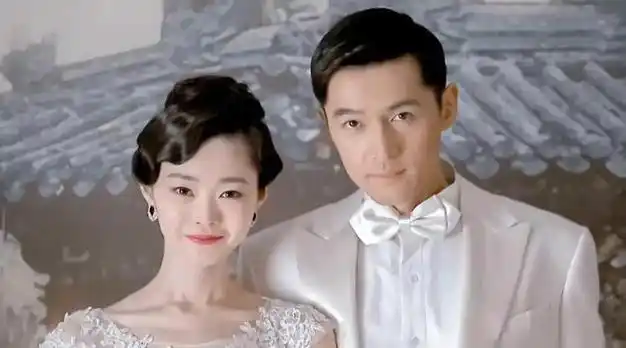 胡歌在"朝鲜",和宋轶一起担任主持人,两人都穿喜庆的红色衣服