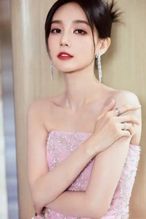 李一桐真的少女感十足啊!粉色吊带连衣裙 大露背,好嫩好美