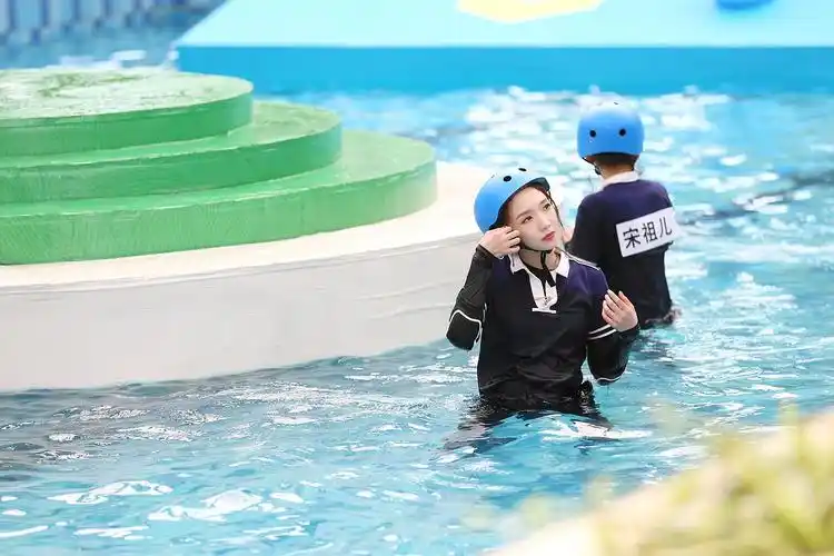 孟美岐||美岐《奔跑吧》官方图2