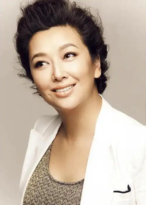 演员江珊:面对爱情不将就,49岁才遇到将自己捧在手心的田小洁