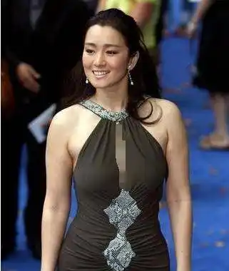 巩俐曝时尚旧照,穿连体泳衣秀凹凸身材,模样青涩与现在差别大_米歇尔