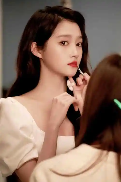 原创关晓彤盛世美颜动人瞬间尽在此处