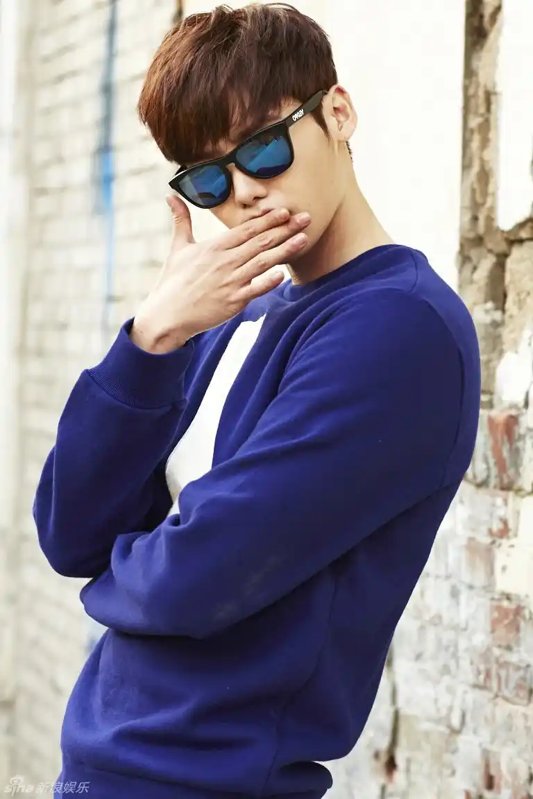 组图李钟硕拍墨镜广告嘟嘴卖萌变大男孩