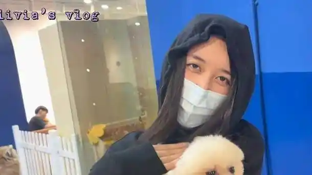 原创原创21岁蒋依依外出游玩素颜有眼袋小雀斑不化妆显疲惫