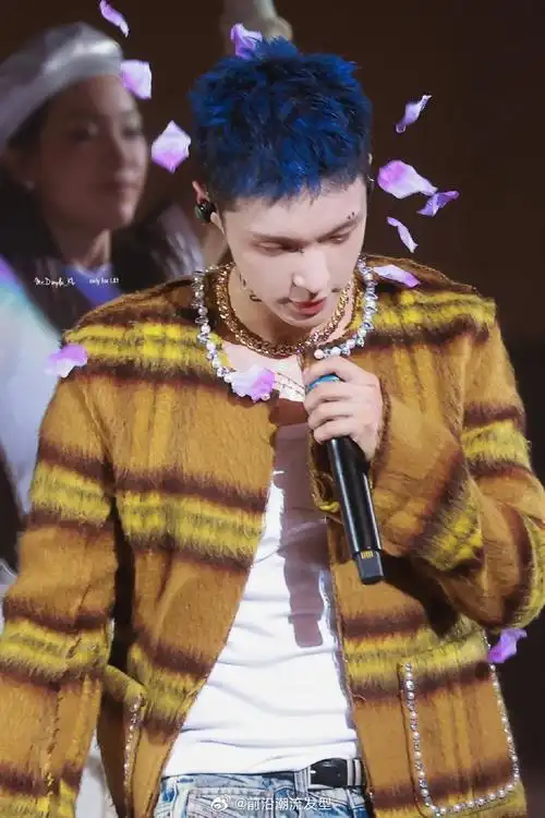 张艺兴  网友热评:  -- 今天短发老公啊啊啊啊啊  -- 妈呀怎么这发型