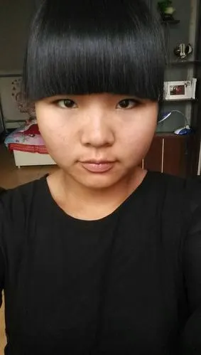 齐刘海是不是特别难看?难看的票数多的话我就改偏刘海!