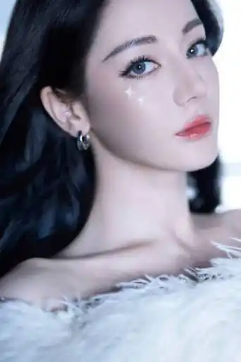 迪丽热巴 生日写真造型,身着白色羽毛上衣优雅而灵动,仙气氛围感缆