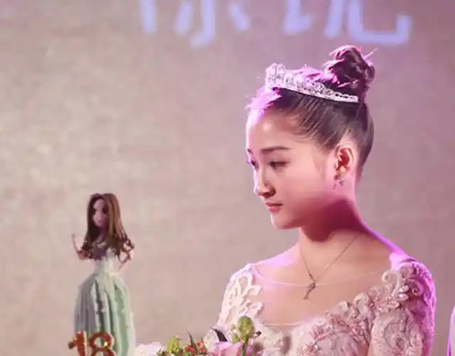 在这场以"感恩"为主题,又温馨十足的"成人礼"中,关晓彤再度重温"彤话