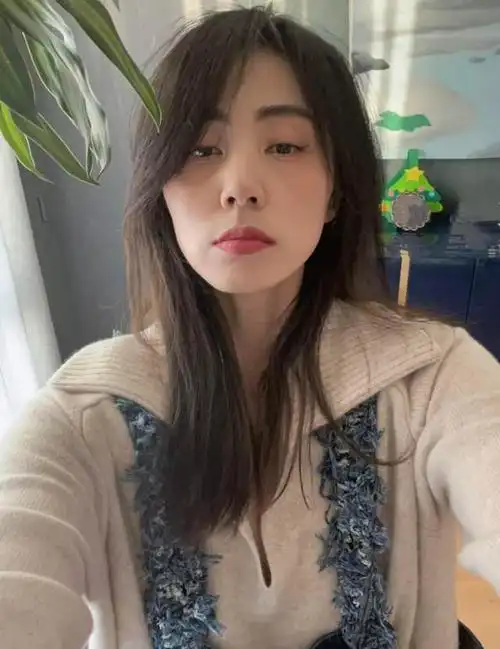 12月19日,黄磊老婆孙莉在社交平台上更新一则动态,晒出她的最新美照