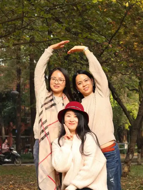 她们三人的合影.