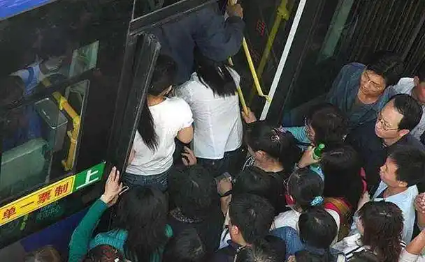 2012年,潜逃13年的犯人被老刑警一眼识破,被抓时已获最佳男配角